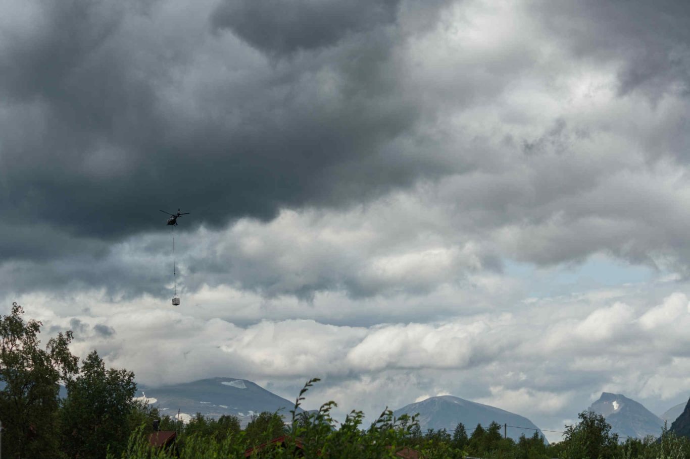Nikkaluokta fjällstation, helikopter påväg till Kebnekajse